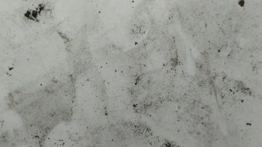 Evin zemini, kirli ve tozla dolu beyaz seramiklerden yapılmıştır.