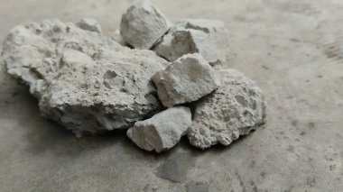 Çimento taşa dönüşür, buna susuzluk denir.