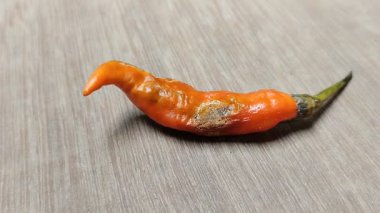 Ahşap arkaplanda çürük biber