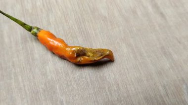Ahşap arkaplanda çürük biber