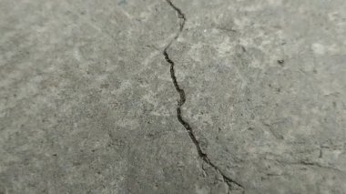Çok sıcak havanın yol açtığı çatlamış beton yüzeyler
