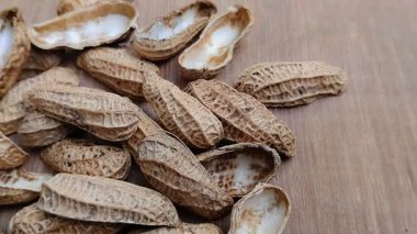 Ahşap arka planda yer fıstığı derisi. Fıstık derisi antioksidan ve lif kaynağıdır..