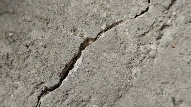 Çok sıcak havanın yol açtığı çatlamış beton yüzeyler