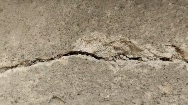 Çok sıcak havanın yol açtığı çatlamış beton yüzeyler