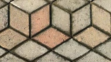 Bahçe yolunda 3D küp şeklinde kaldırım taşları