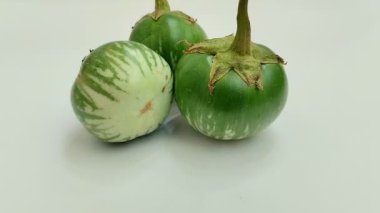Beyaz arka planda Tayland patlıcan veya yuvarlak patlıcan (Solanum melongena).