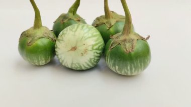 Beyaz arka planda Tayland patlıcan veya yuvarlak patlıcan (Solanum melongena).