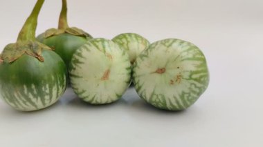 Beyaz arka planda Tayland patlıcan veya yuvarlak patlıcan (Solanum melongena).