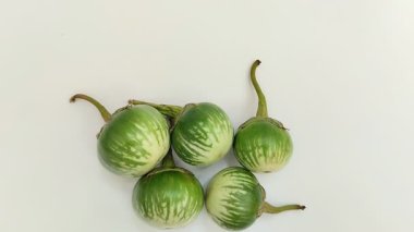 Beyaz arka planda Tayland patlıcan veya yuvarlak patlıcan (Solanum melongena).