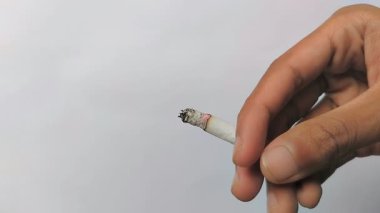 Beyaz bir arka planda sigara tutuyordum..