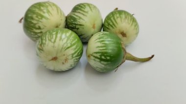 Beyaz arka planda Tayland patlıcan veya yuvarlak patlıcan (Solanum melongena).