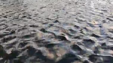 Gün boyunca gölde dalgalanmalar. Efekt dokusu