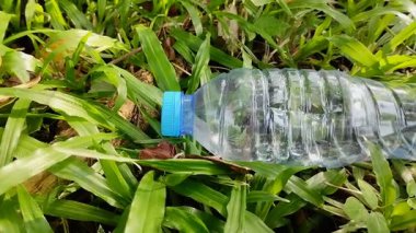 Plastik şişe atıkları dikkatsizce doğaya atılıyor. Plastik kirliliği kavramı