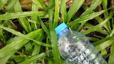 Plastik şişe atıkları dikkatsizce doğaya atılıyor. Plastik kirliliği kavramı