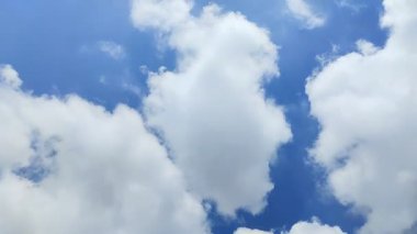 Gün boyunca bulutlu bulutların zaman çizelgesi. Gökyüzü bulutları. Doku etkisi. doğal gökyüzü arkaplanı