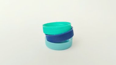 Beyaz zemin üzerinde plastikten yapılmış şişe kapağı