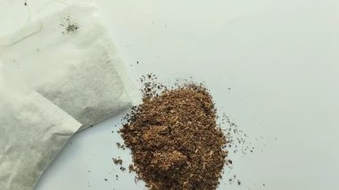 Beyaz arka planda çay artıkları. Çay artıkları bitkiler için organik gübre olabilir çünkü bol besin içerir..