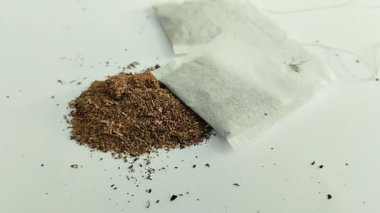 Beyaz arka planda çay artıkları. Çay artıkları bitkiler için organik gübre olabilir çünkü bol besin içerir..