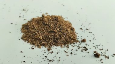 Beyaz arka planda çay artıkları. Çay artıkları bitkiler için organik gübre olabilir çünkü bol besin içerir..