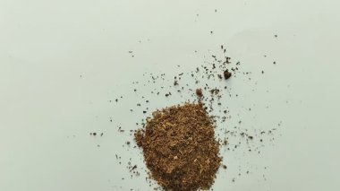 Beyaz arka planda çay artıkları. Çay artıkları bitkiler için organik gübre olabilir çünkü bol besin içerir..