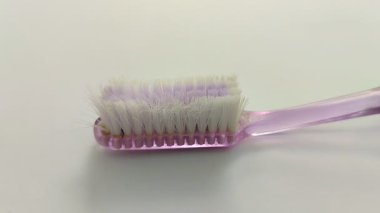 Beyaz arka planda diş fırçası vardı. Plaket ve bakteri yıpranmış bir diş fırçası ile temizlenemez ve diş etlerine de zarar verebilir..