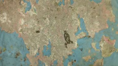 Evin duvarlarına yapışan ev kazebesi ya da alçı bagworm (Phereoeca uterella)