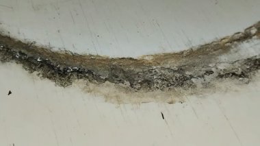 Yerlerde birikmiş su kabuğu. Buna, kuruyan sudan kalan mineraller neden olur..