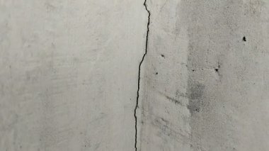 Evin duvarı çatlamış. Çatlağa aşırı hava neden olmuş.