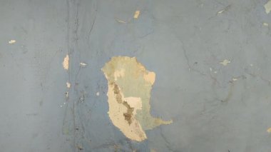 Duvar boyası dökülüyor çünkü duvar nemli.