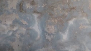 Yağmur suyu sızıntısı nedeniyle evin duvarları nemli.