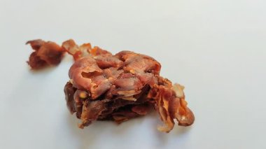 Olgunlaşmış ve derisi ve tohumları soyulmuş bir Java demirhindi. beyaz arkaplanda