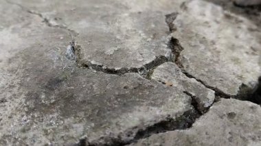 Çok sıcak havanın yol açtığı çatlamış beton yüzeyler