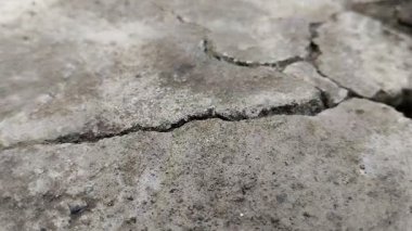 Çok sıcak havanın yol açtığı çatlamış beton yüzeyler