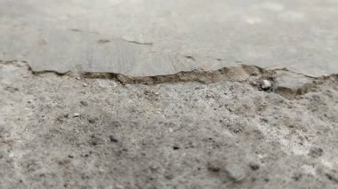 Beton yüzeyler soyuluyor ya da dalgalanıyor. aşırı hava koşulları nedeniyle