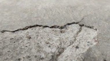 Beton yüzeyler soyuluyor ya da dalgalanıyor. aşırı hava koşulları nedeniyle