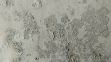 Duvar boyası köpürüyor. Buna nemli duvarlar sebep oluyor..