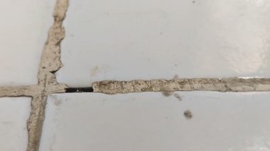 Odadaki döşeme harcı hasarlı ve kirli..