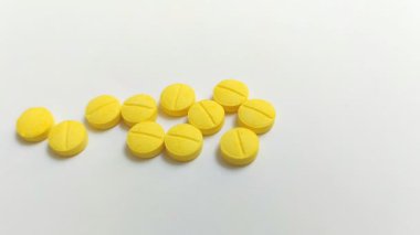 Beyaz arkaplanda küçük sarı bir tablet.