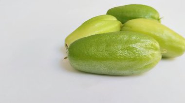 Beyaz arka planda Starfruit (Averrhoa bilimbi). Starfruit 'in çeşitli sağlık faydaları vardır.