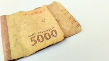 Beyaz arka planda yıpranmış rupiah banknotları