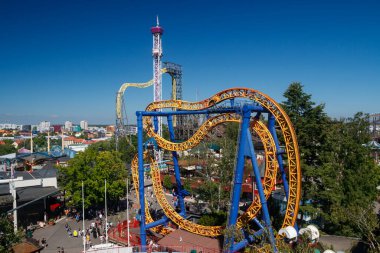 Helsinki, Finlandiya - 24 Haziran 2022: Linnanmaki eğlence parkının en üst manzarası, Kirnu, Raketti Kulesi, hız trenleri Ukko ve Vuoristorata