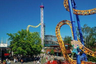 Helsinki, Finlandiya - 24 Haziran 2022: Linnanmaki eğlence parkının en üst manzarası, Kirnu, Raketti Kulesi, hız trenleri Ukko ve Vuoristorata