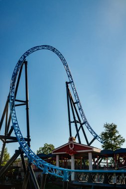 Helsinki, Finlandiya - 24 Haziran 2022: Boş hız treniyle Linnanmaki lunaparkı