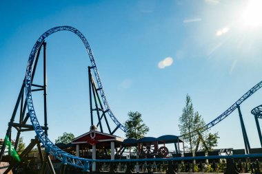 Helsinki, Finlandiya - 24 Haziran 2022: Boş hız treniyle Linnanmaki lunaparkı