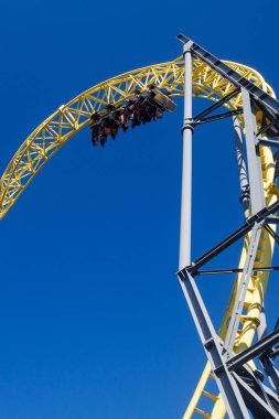 Helsinki, Finlandiya - 24 Haziran 2022: Linnanmaki lunaparkının mavi gökyüzü arkaplanındaki bulanık hareketli hız treni Ukko ile görüntüsü.