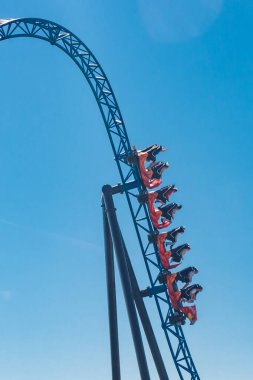 Lunaparkta arka planda bulanık hareket içinde lunaparkta hız trenine bin
