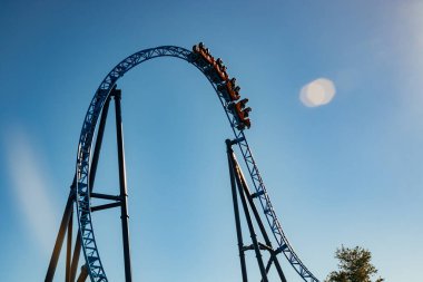 Lunaparkta arka planda bulanık hareket içinde lunaparkta hız trenine bin