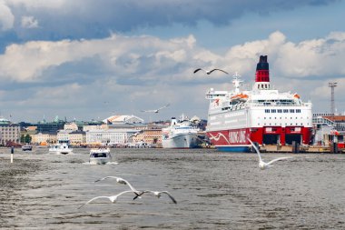 Helsinki, Finlandiya - 12 Haziran 2022: Helsinki limanındaki Viking feribot hattı.