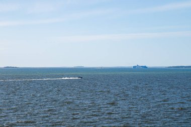 Helsinki, Finlandiya - 12 Haziran 2022: Suomenlinna Kalesi 'nden denize bakın.