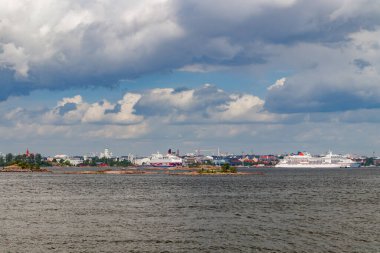 Helsinki, Finlandiya - 12 Haziran 2022: Helsinki 'nin deniz manzarası ve Suomenlinna Kalesi.